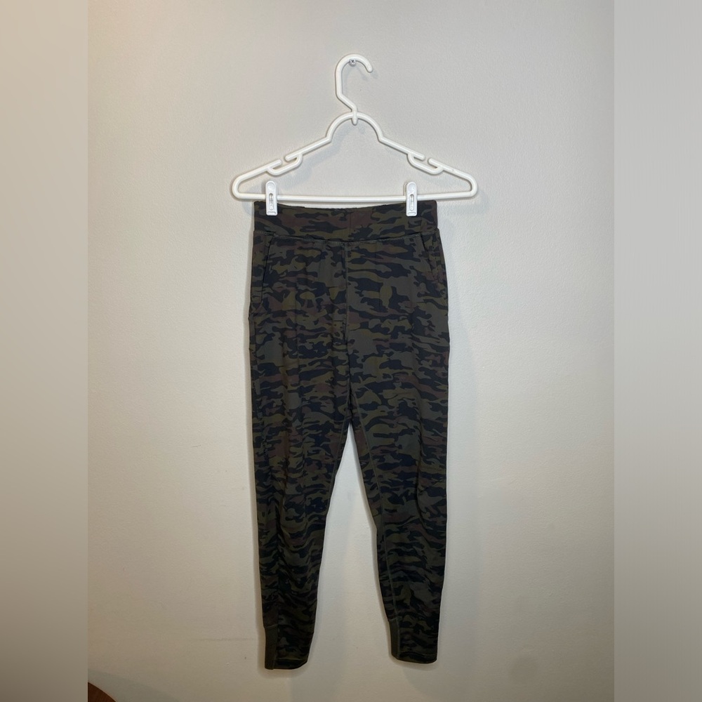 Alphalete camo print army green joggers pants women’s size small